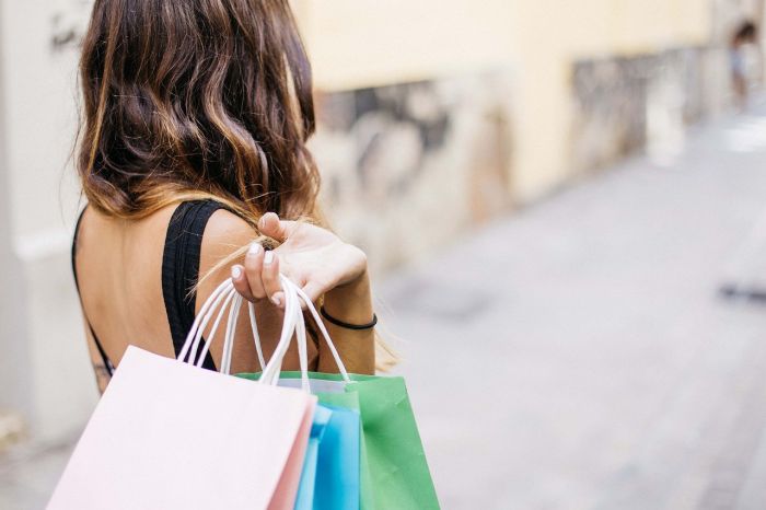 No Paraná, classes C e D consomem 8% menos em fevereiro, aponta pesquisa da Superdigital