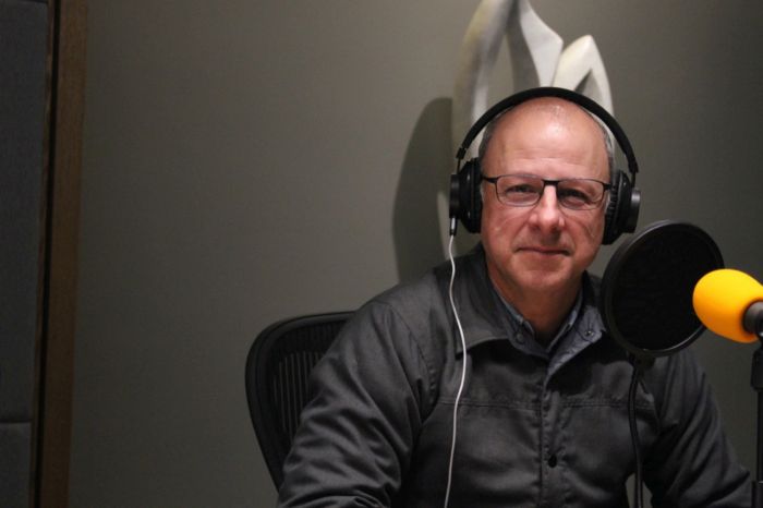 Médico ortopedista participa do podcast de Carlos Eduardo Hapner