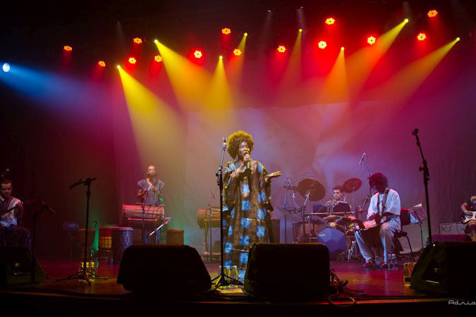 O Vigor e a energia da música de Fanta Konatê na Caixa Cultural Curitiba