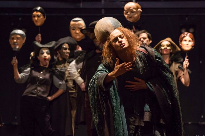 Denise Fraga vive Galileu Galilei no espetáculo de Brecht