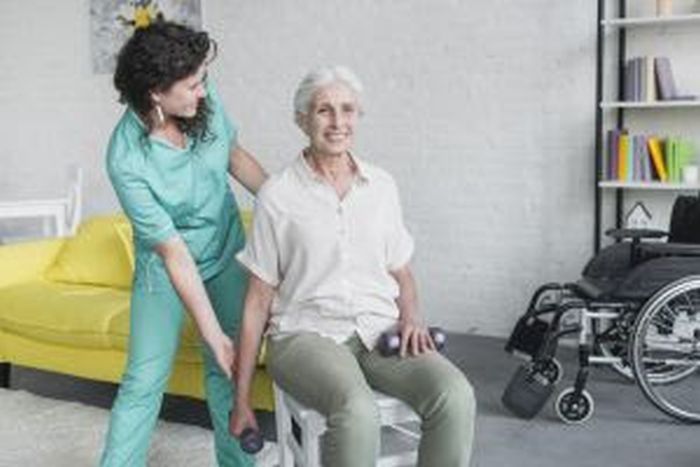 5 exercícios para idosos praticarem em casa