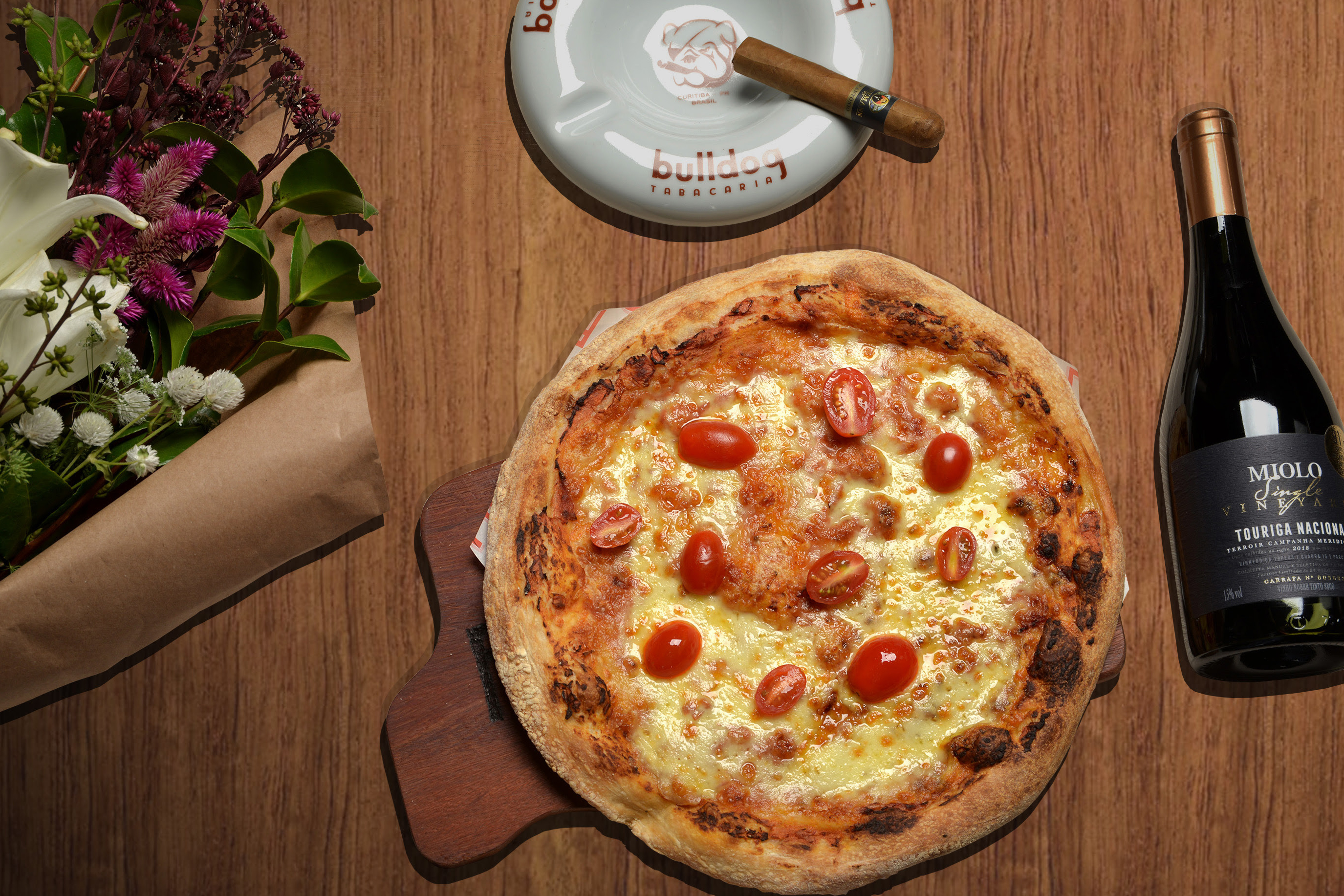Kits dos Namorados: flores, vinhos, pizza e charuto sem sair de casa