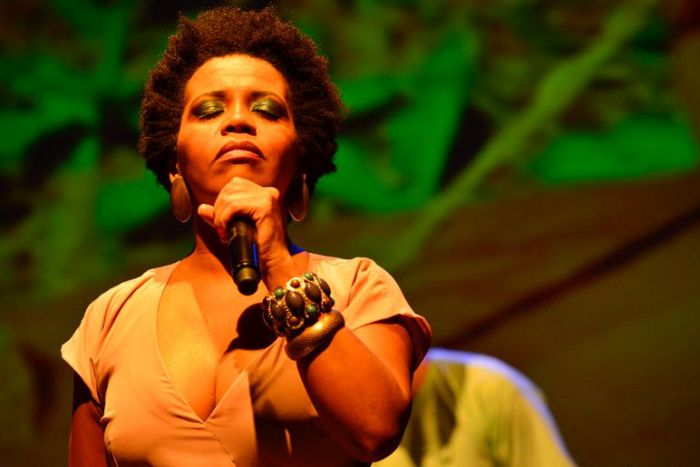 Caixa Cultural traz a Curitiba a sambista Adriana Moreira