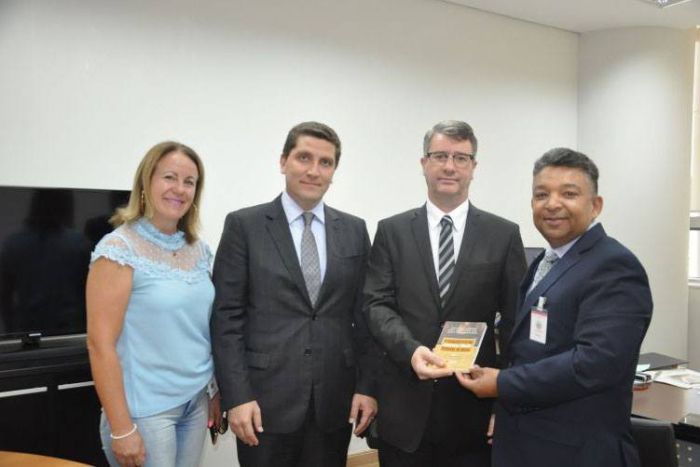 APMCuritiba entrega o 1º Diagnóstico da Advocacia Pública para presidência do TJ-PR