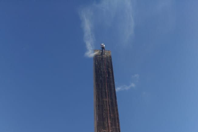 Alpinistas urbanos iniciam 2ª fase de limpeza do obelisco da praça 19 de dezembro