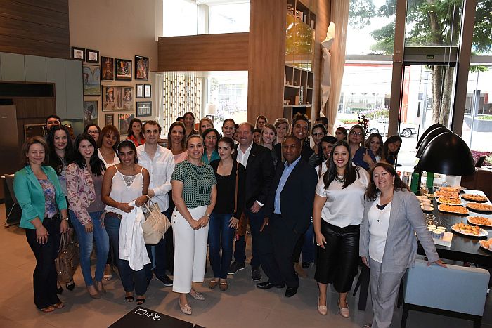 Palestra apresenta a designers de interiores material sintético com total moldabilidade e assepsia