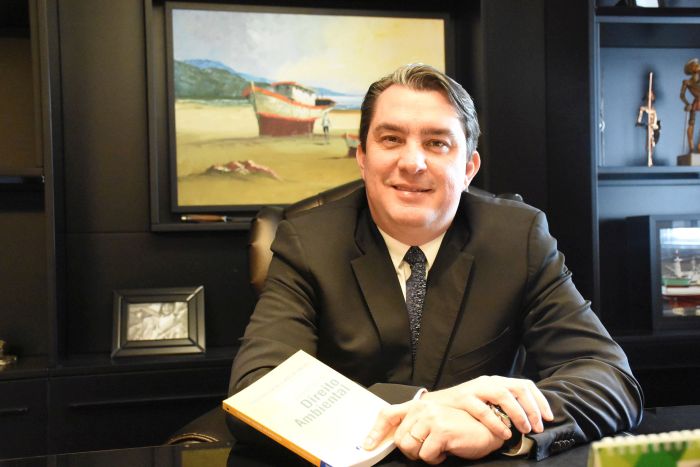 ESIC Curitiba entrega o 13º Prêmio Áster ao advogado Fabiano Neves