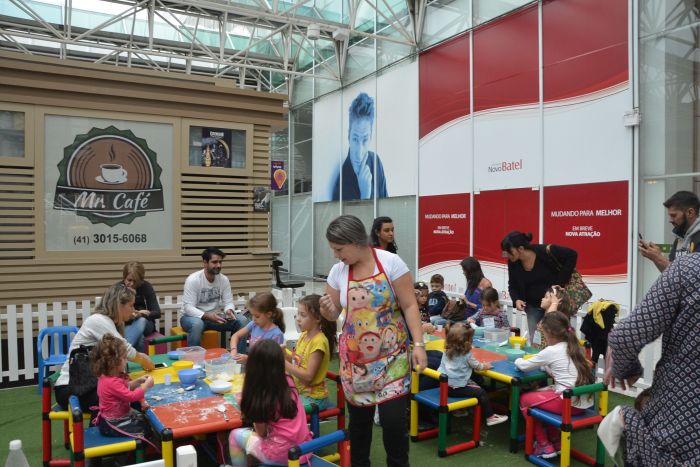 Oficina de arte, filmes, dança e troca de figurinhas movimentam o Shopping Novo Batel