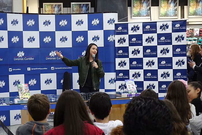 Bibi Tatto reúne centenas de fãs em Curitiba