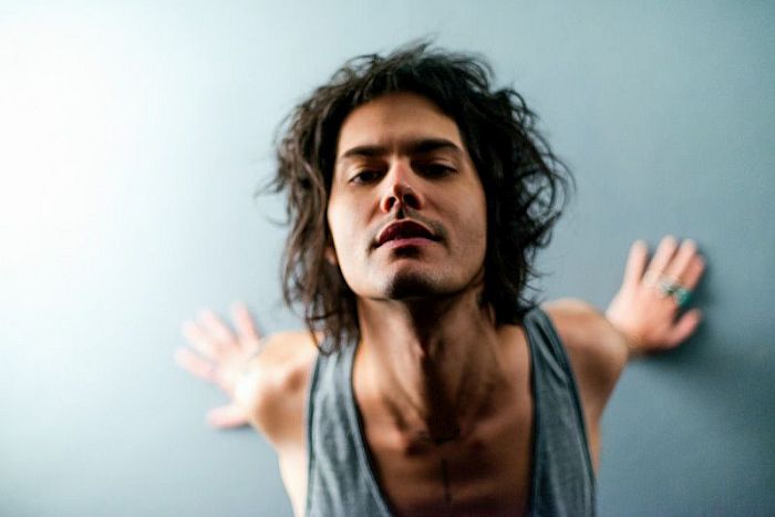Caixa Cultural Curitiba abre temporada 2017 com Filipe Catto