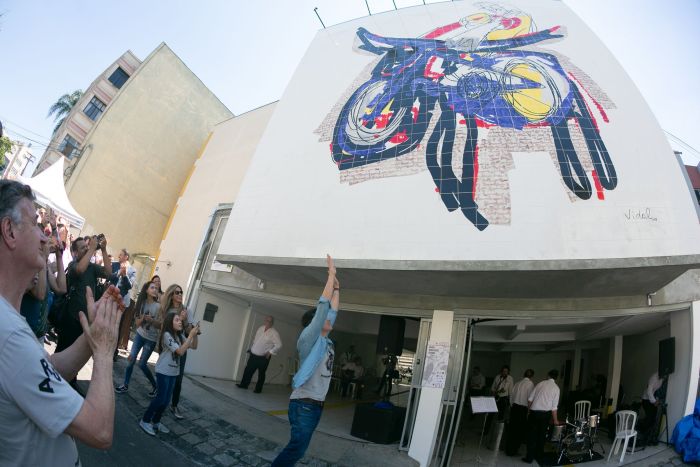Ponto histórico de Curitiba ganha mural da mobilidade urbana
