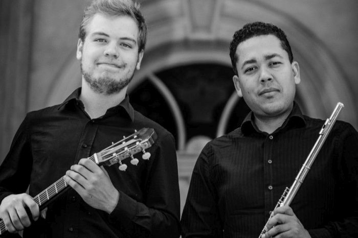 Duo de flauta e violão no SESI Heitor Stockler de França