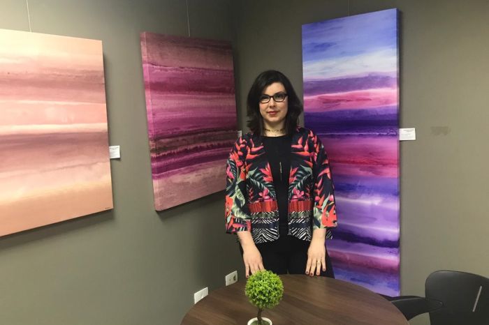 Quadros de Fernanda Alonso marcam programação do Outubro Rosa da CAA/PR