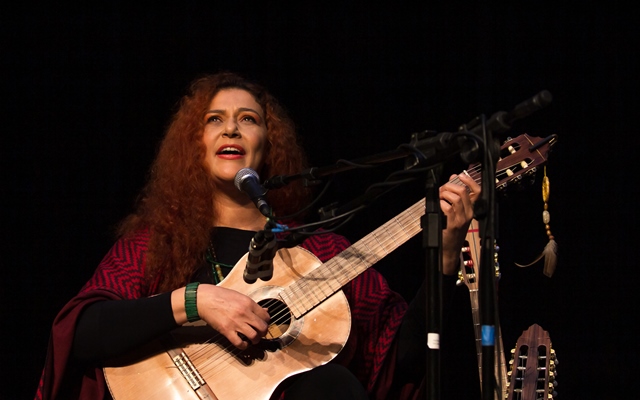 Kátya Teixeira apresenta pocket show no Hostel Bebel