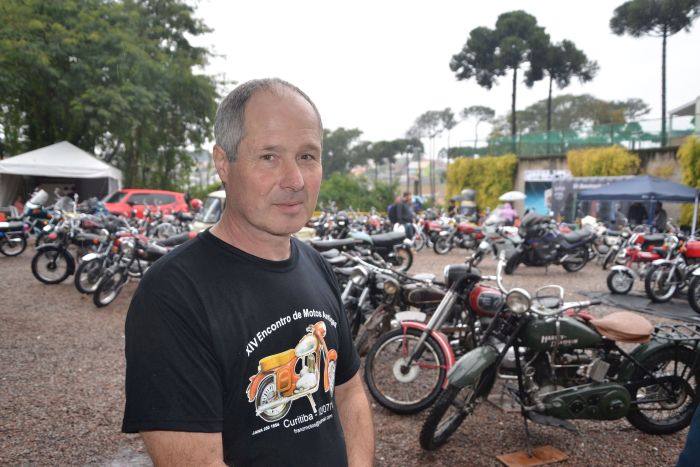 Encontro reúne motociclistas e suas máquinas antigas
