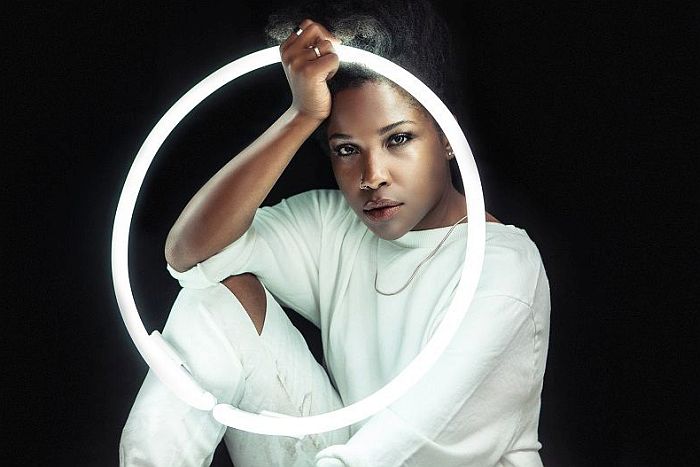 Cantora inglesa, Jesuton, faz pocket show gratuito e aberto ao público em Curitiba
