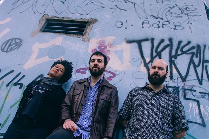 Após shows com ingressos esgotados, Metá Metá volta a Curitiba com repertório de álbum premiado