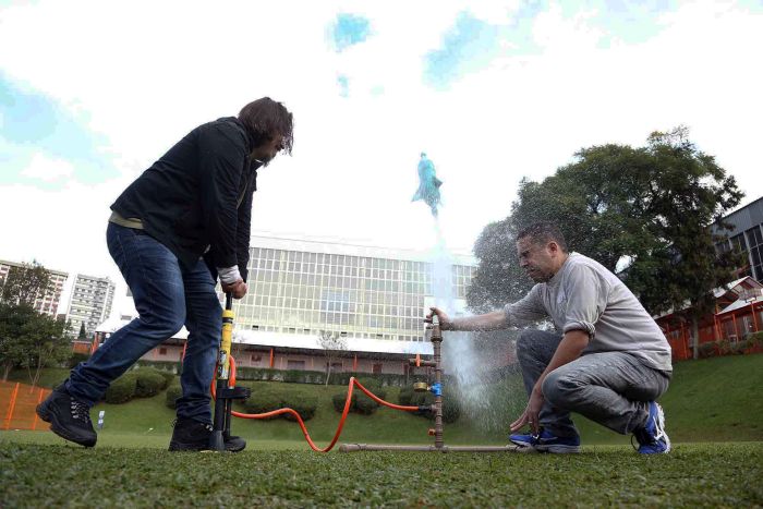 Estudantes comprovam Leis de Newton com lançamento de foguetes