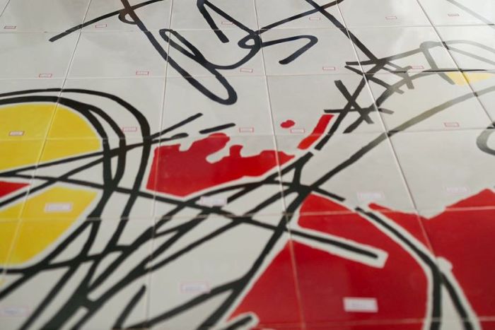 Artista plástico contemporâneo revitaliza fachada de edifício em Curitiba com painel gigante