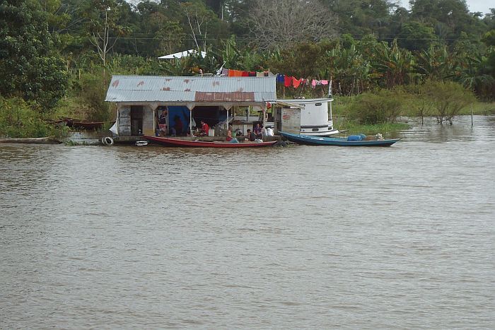 Universitários curitibanos prestam assistência médica e odontológica a comunidades ribeirinhas na Amazônia