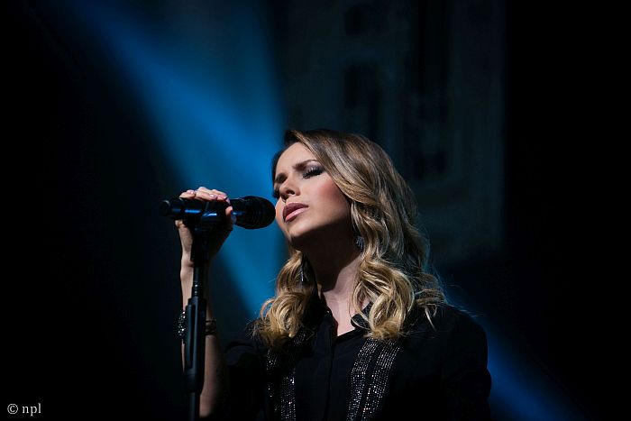 Sandy comemora sucesso da turnê e volta a Curitiba