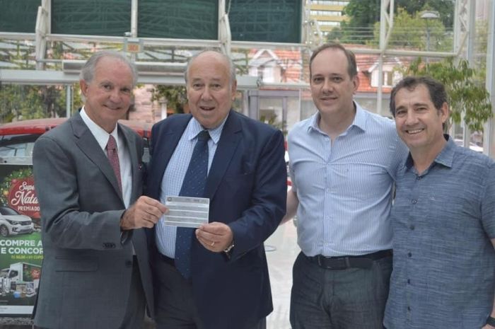 Cliente do Shopping Novo Batel ganha caminhão de prêmios da campanha Super Natal Premiado