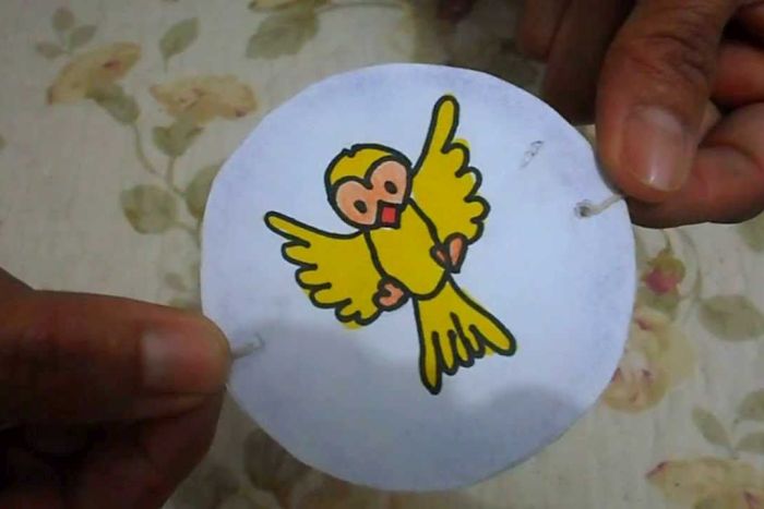 Shopping Novo Batel ensina crianças a fazer um taumatrópio, brinquedo que produz efeito ilusório