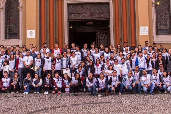 Médicos voluntários fazem atendimento gratuito para moradores de rua, na Praça Tiradentes, em Curitiba